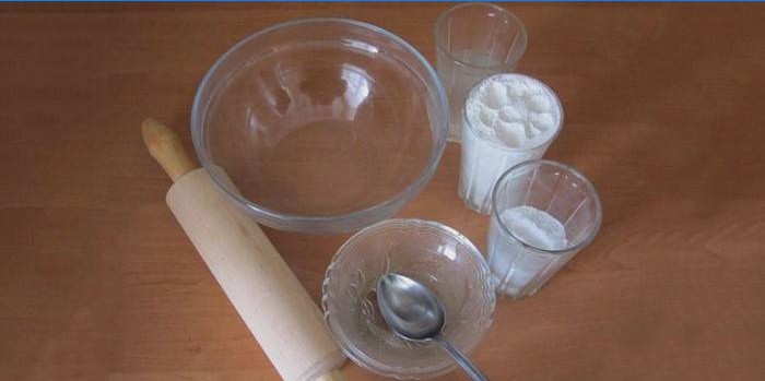 Tuzlu hamurun hazırlanması için malzemeler ve malzemeler
