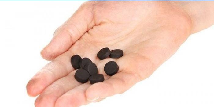 Avucunuzun içinde aktif karbon tabletleri