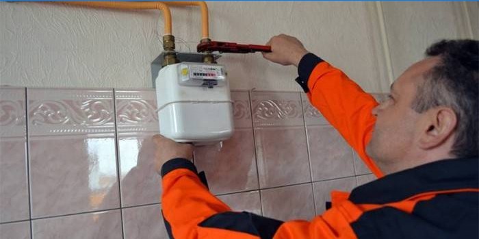 Usta odaya bir gaz sayacı takıyor