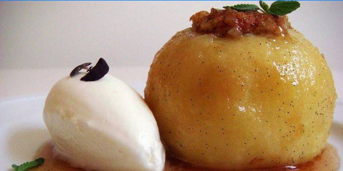 Bal ve bir kaşık dondurma ile pişmiş elma