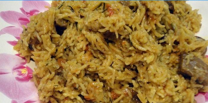 Bir tabakta basmati pilav ile et pilavı