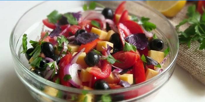 Domates ve zeytin sebze salatası