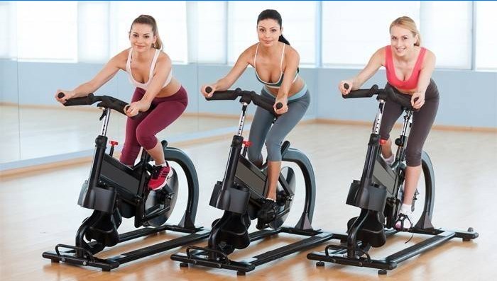Kızlar kilo kaybı kondisyon bisikletleri üzerinde egzersiz