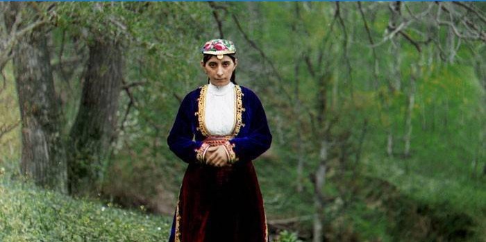 Ulusal Ermeni kostümü kız