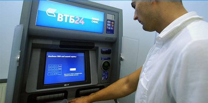 VTB24 Bank ATM'sinde bir adam