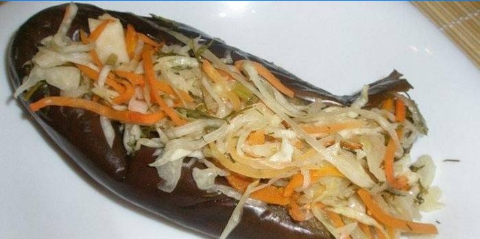 Bir tabakta sebze ile patlıcan dolması