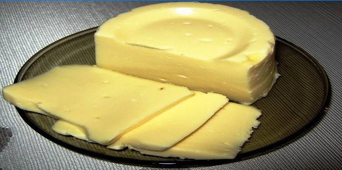 Bir plaka üzerinde ev yapımı peynir