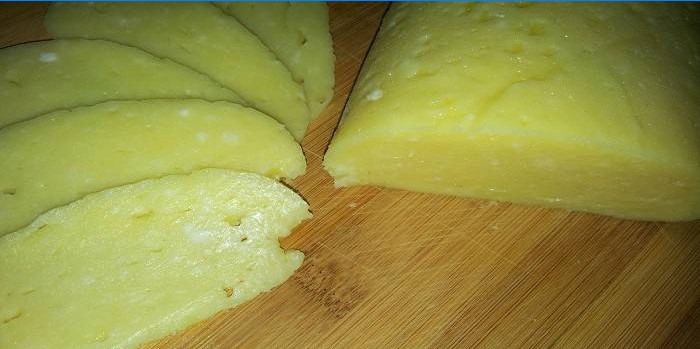 Süzme peynir ve süt ev yapımı peynir