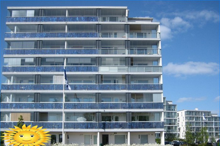 Helsinki, Finlandiya'da bir apartmanda güneş panelleri