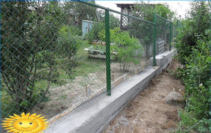 Beton temel üzerine zincir bağlantı çit