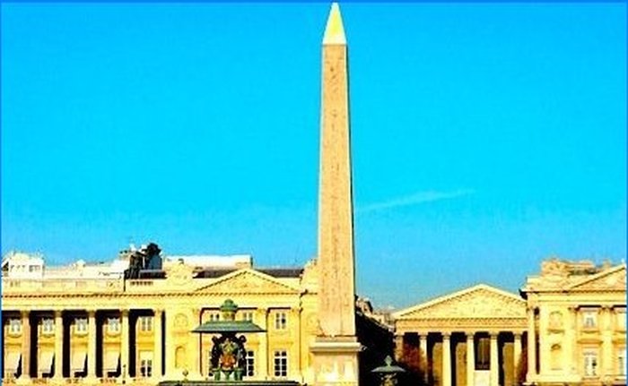 Place de la Concorde'dan Saint-Madeleine Kilisesi'nin görünümü