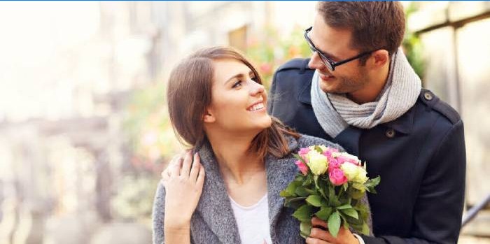 Kocası karısına çiçek verir