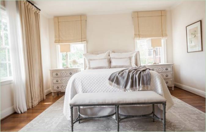 Houston, ABD'de eski bir özel evin yeniden modellenmesi: Yatak odasında yatak tonları