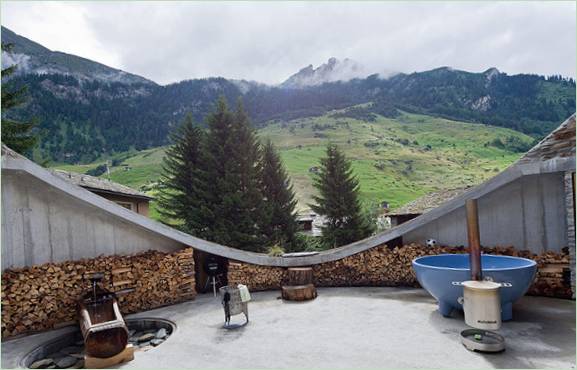 İsviçre'deki yeraltı oval evinden dağ çayırlarının görünümü
