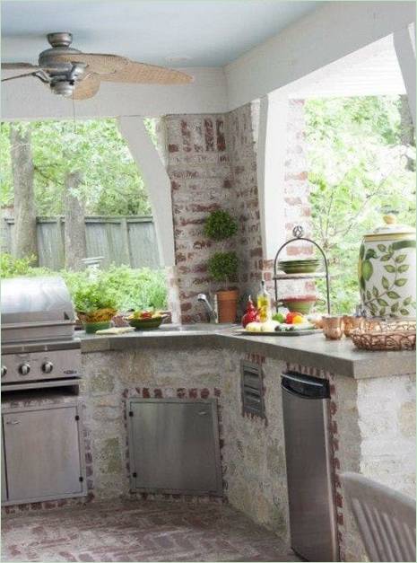 Tavan vantilatörü ve canlı çiçek dekoru ile hafif yaz mutfağı tasarımı