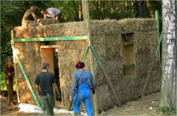 Kurutulmuş çimlerden bir eko-ev inşa etmek