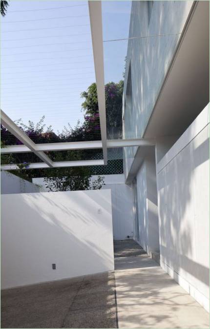Meksika'da DCPP Arquitectos tarafından tasarlanan beyaz bir evin içi