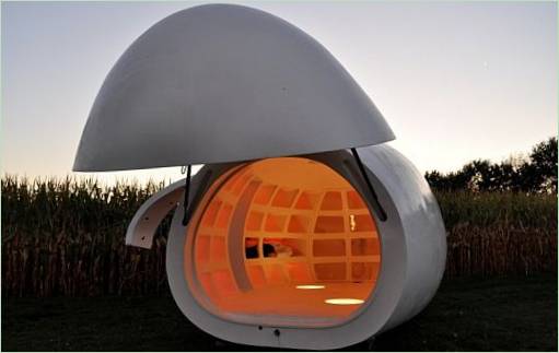 Dinlenmek veya çalışmak için yumurta şeklinde açık mobil ev