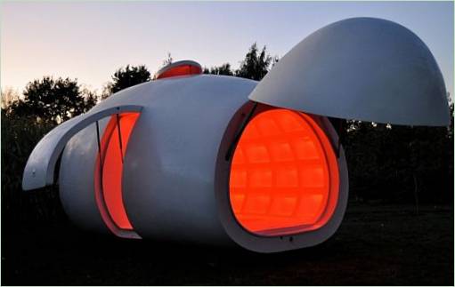 Dinlenme veya çalışma için yumurta şeklinde açık mobil ev