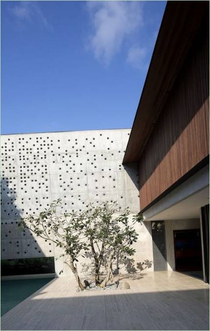 Formwerkz tarafından Singapur'da inşa edilen üç katlı Avlulu Ev'in iç mekanı